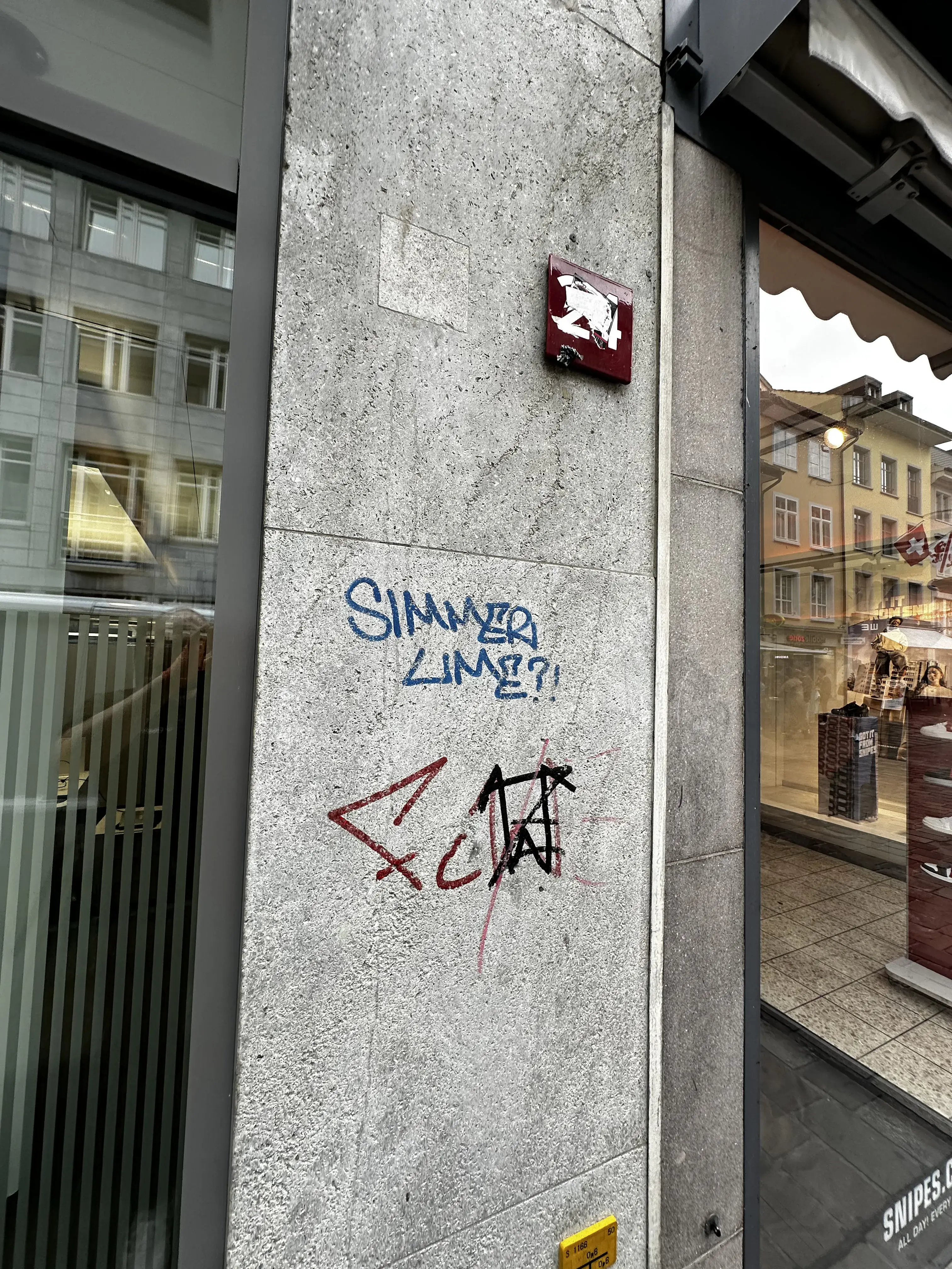 Fassade vor der Graffiti-Entfernung