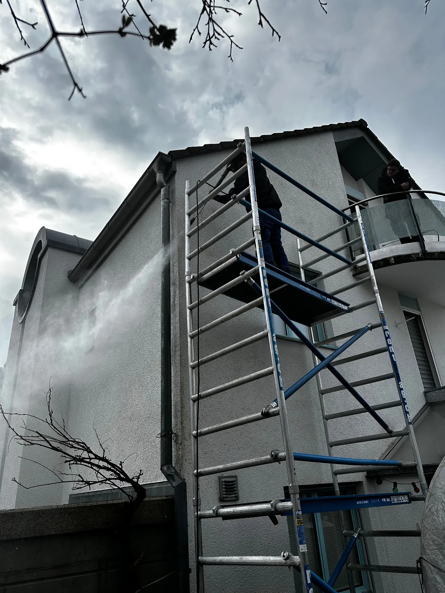 CleanWin Reinigungsteam Fassadenreinigung mit Rollgerüst-Technologie Winterthur Zürich: Schonende Gebäudereinigung ohne Chemie