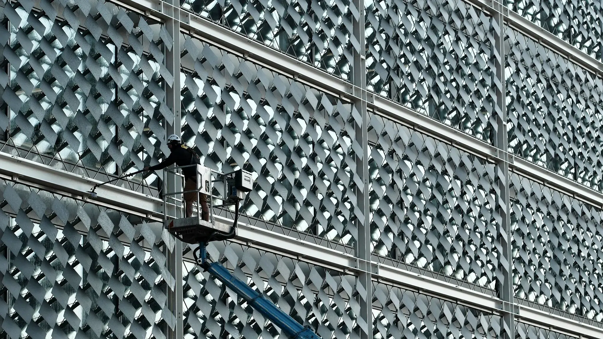 CleanWin Unterhaltsreinigung der Solarfassade am Keller Diamant Gebäude Winterthur