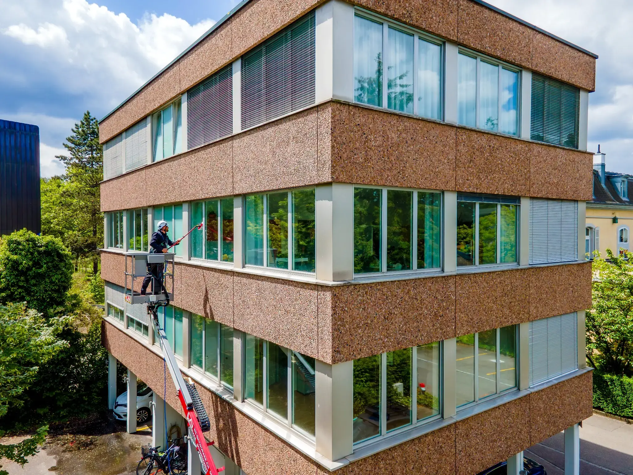 Professionelle Glasreinigung für Varias Immobilien in Winterthur durch CleanWin