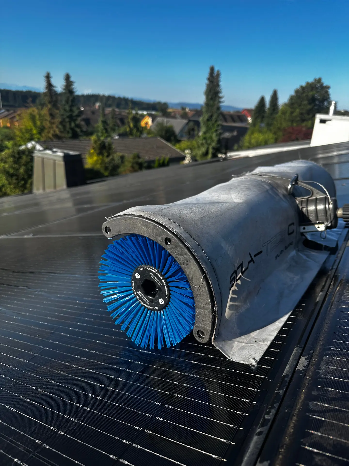 CleanWin Solarreinigung mit Teleskopbürsten-Technologie Winterthur Zürich: Effizienzsteigerung Photovoltaikanlagen bis 20%